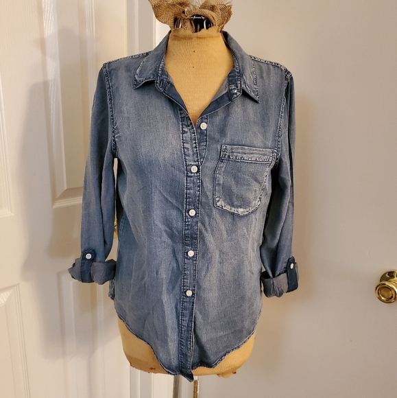 Harper Tops - Harper chambray button down size M EUC